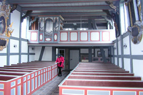 Empore und Orgel der St.-Anna-Kirche in Niendorf