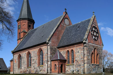 Außenansicht der Kirche in Breitenfelde, von der Seite