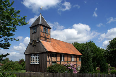 Außenansicht der St.-Anna-Kirche in Niendorf - Copyright: Manfred Maronde