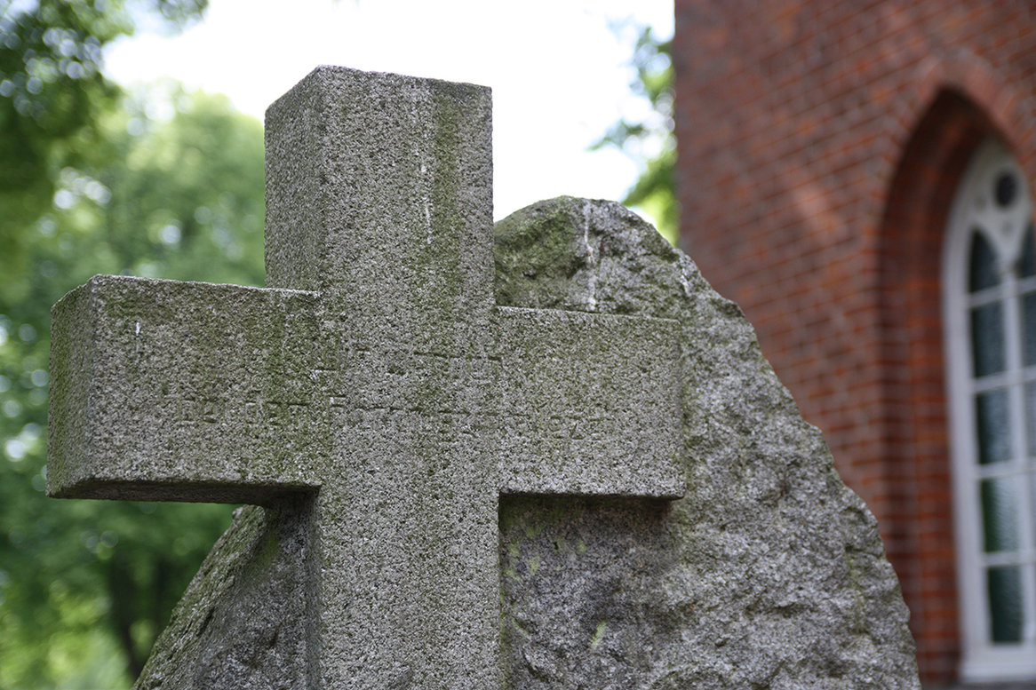 Steinkreuz vor der Kapelle in Tramm