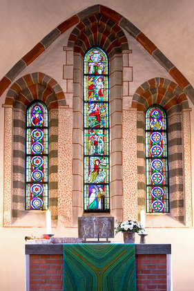 Chorwand mit Altar der Kirche in Breitenfelde