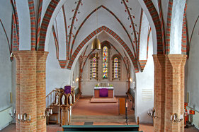 Innenansicht der Kirche in Breitenfelde, Blick auf den Altar