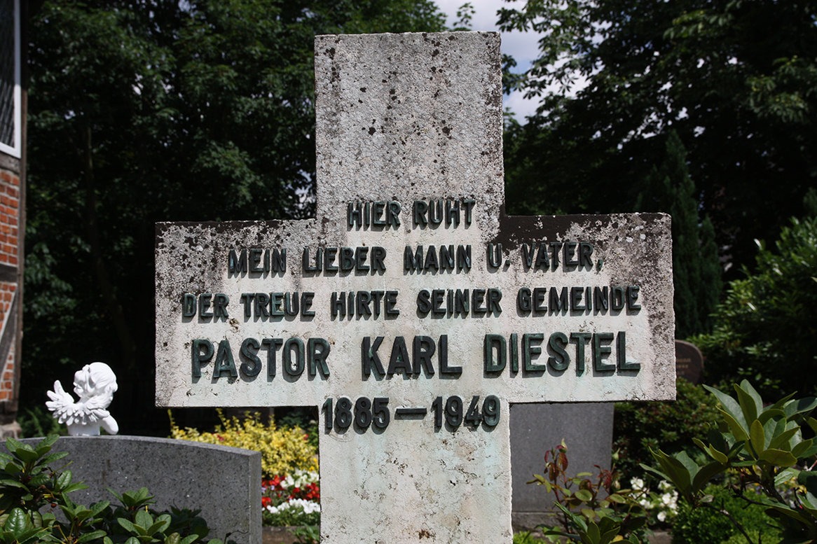 Grabkreuz des ehemaligen Pastors Karl Diestel 1885-1949