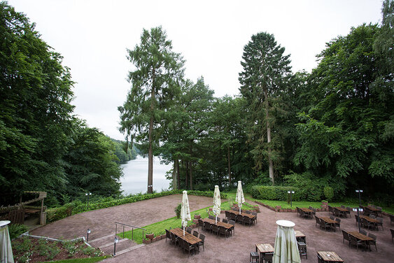 Terrasse - Gottesdienstort - Copyright: Waldhalle Mölln