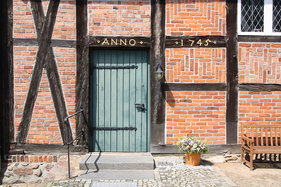 Eingang der St.-Anna-Kirche in Niendorf