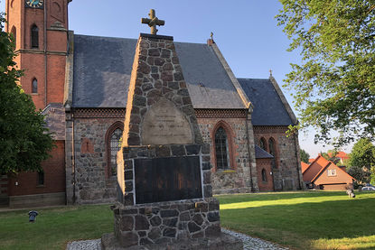 Denkmal mit den Namen der Gefallenen und Vermissten der Gemeinde Breitenfelde von beiden Weltkriegen