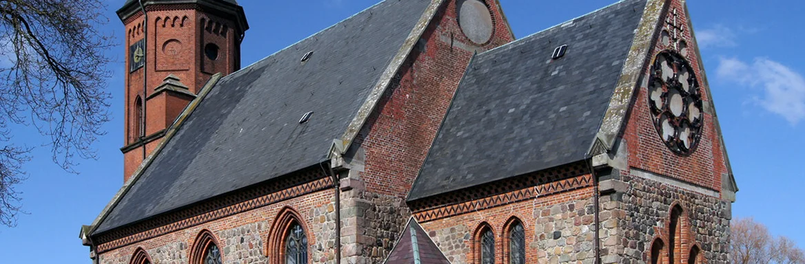 Außenansicht der Kirche in Breitenfelde, von der Seite