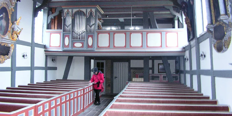 Empore und Orgel der St.-Anna-Kirche in Niendorf