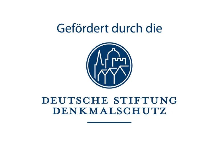 Auf weißem Hintergrund ist durchgängig mit blauer Schrift der Text "Gefördert durch die Deutsche Stiftung Denkmalschutz" abgebildet, unterbrochen von einer kleinen runden blau-weißen Skizze von Häusern.