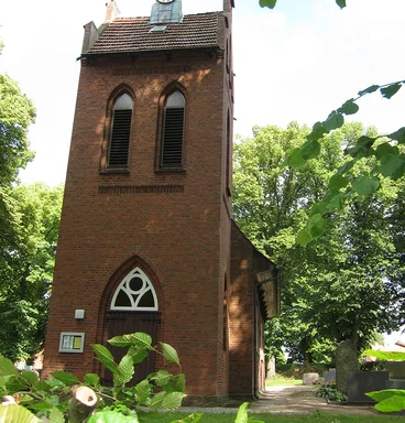 Der Eingang der Kapelle in Tramm