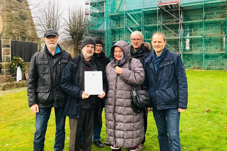 V. li.: Horst Diestel von Kirchensanierung-Projektgruppe, Pastor Frank Lotichius, Architekt Werner Grage, Susanne Backhaus vom DSD-Ortskuratorium Mölln, Jürgen Rösing, Bauabteilung Kirchenkreis Lübeck-Lauenburg und Fundraiser André Schlesselmann vor der frisch eingedeckten Kirche in Breitenfelde.
