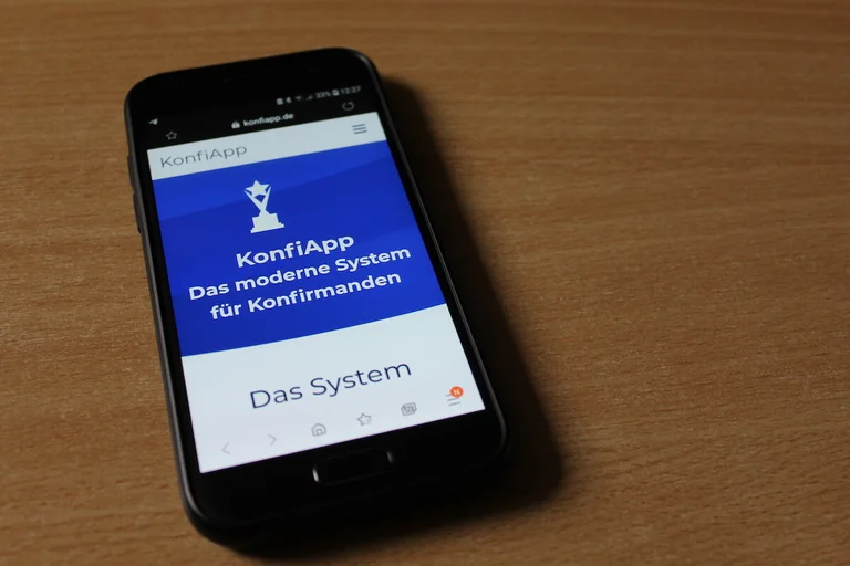 Mit der KonfiApp lassen sich Aufgaben verteilen und Videokonferenzen durchführen. Außerdem gibt die App den Konfis Rückmeldungen.
