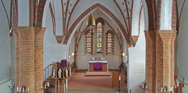Innenansicht der Kirche in Breitenfelde, Blick auf den Altar